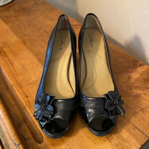 Strictly Comfort Womens Black Leather Peep-Toe Heels Floral Detail Sz 9.5 M